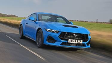 Ford Mustang GT, вид спереди в движении